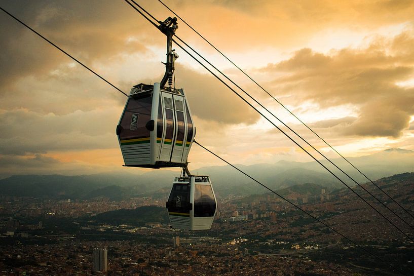 Kabelbaan bij zonsondergang in Medellín van Lucas De Jong