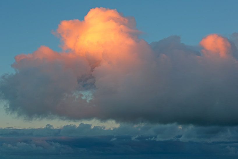 Wolken himmelblaue Töne mit orange-gelbem Akzent von Ronald Smits