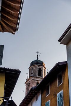 Kerktoren in de binnenstad van Arco, Italië van Manon Verijdt