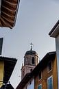 Kirchturm in der Innenstadt von Arco, Italien von Manon Verijdt Miniaturansicht