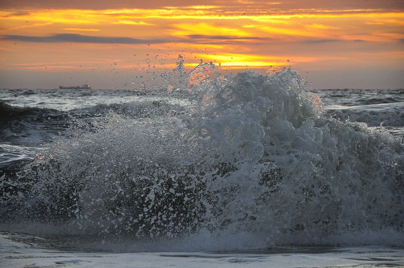Splashing wave in the sunset by Martin Keve