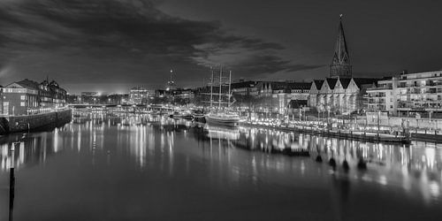 Stadsgezicht van Bremen met haven en oude stad in zwart-wit
