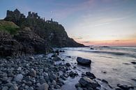 Zonsondergang bij Dunluce Castle (Noord-Ierland)-2 van Heidi Bol thumbnail