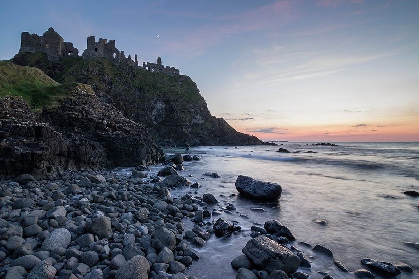 Zonsondergang bij Dunluce Castle (Noord-Ierland)-2 van Heidi Bol