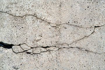 Scheuren in een vervallen oude betonnen gevel van Heiko Kueverling