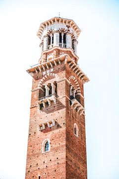 Kerktoren in het centrum van Verona van Merel Naafs