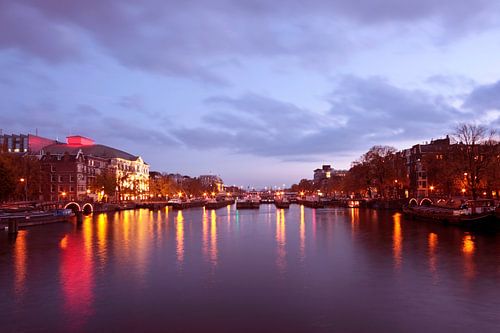 Stadsgezicht van Amsterdam bij avond in Nederland