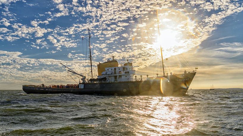 Zeesleepboot Holland voor Anker bij Vlieland van Roel Ovinge