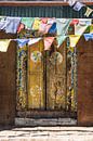Tempeltür Nepal mit Gebetsfahnen von Jeroen Cox Miniaturansicht