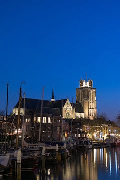 Grote Kerk in Dordrecht in de avond aan de Nieuwe Haven van Patrick Verhoef