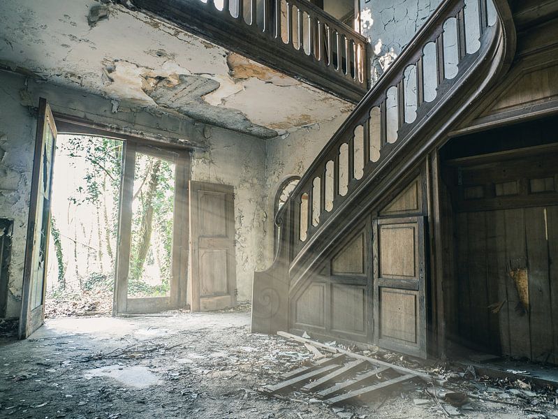 Treppe in der verlassenen Villa, Belgien von Art By Dominic