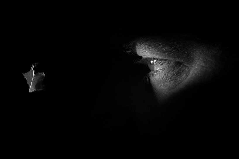 Peek (black and white) van John Wieringa
