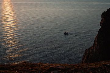 Bateau sur la mer de glace pendant la nuit du soleil d'été