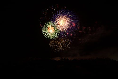 Drie gelijktijdige explosies van vuurwerk