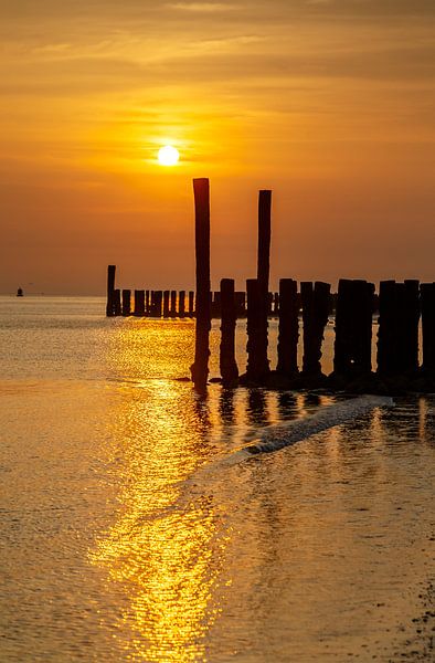 Zonsondergang bij Zoutelande Zeeland van Menno Schaefer