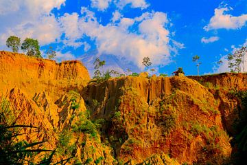 Vulcan Merapi derrière une colline escarpée en version lumineuse sur kall3bu