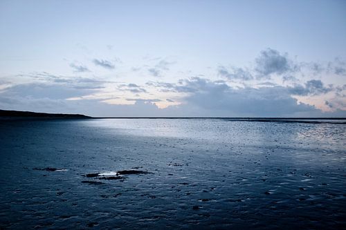 Foto van een zonsondergang aan zee gemaakt in het blauwe uur | Texel, Waddenzee, Nederland