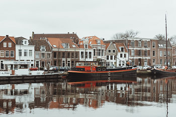 Grand bateau rouge dans le Spaarne | Haarlem | Pays-Bas, Europe