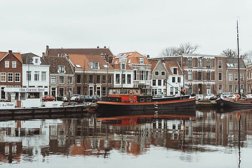 Grote rode boot in het Spaarne | Haarlem | Nederland, Europa