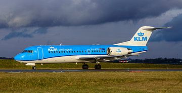 Taxiënde KLM Cityhopper Fokker 70.