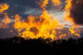 Naturschauspiel aus Abendsonne und Wolken