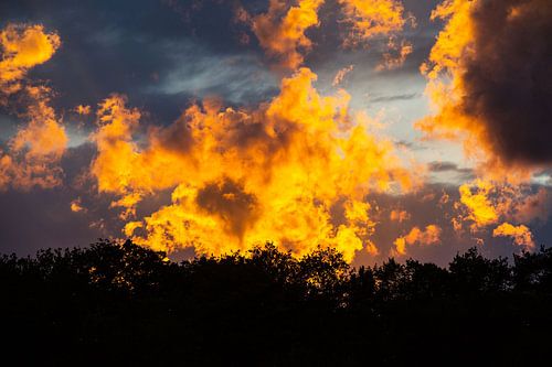 Natuurlijk schouwspel van avondzon en wolken
