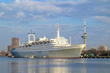 SS Rotterdam klassieke oceaanstomer in de haven van Rotterdam van Sjoerd van der Wal Fotografie