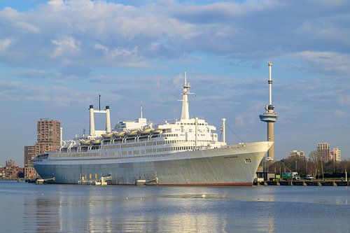 SS Rotterdam klassieke oceaanstomer in de haven van Rotterdam