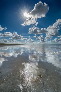 Eb op de Waddenzee bij Koehool met wolkenspiegel van Harrie Muis