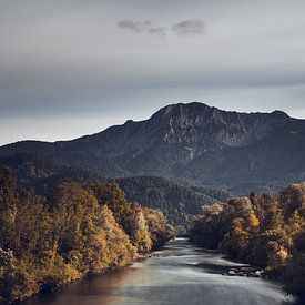 Rivière alpine en automne. Exposition longue durée. sur Pitkovskiy Photography|ART