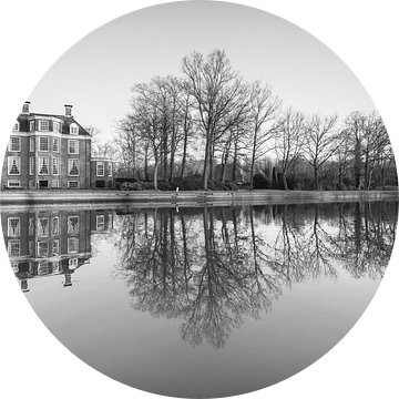 Waterspiegeling buitenplaats Vechtoever in zwart wit