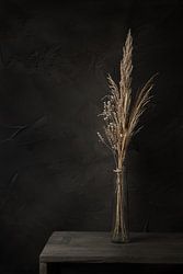 Dunkles Stillleben mit Trockenblumen auf altem Holztisch