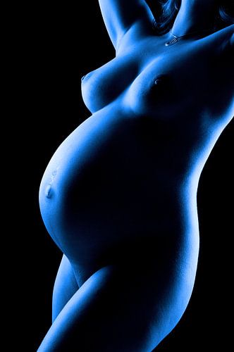 Naakt van een zwangere vrouw in blauw