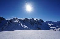 Sonne auf der Skipiste in der Axamer Lizum mit den Kalkkögeln im Hintergrund (Tirol, Österreich) von Kelly Alblas Miniaturansicht