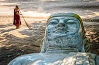 Monk balaie un carré propre où une grande statue de Bouddha se trouve. La photo a été prise dans la  par Wout Kok Aperçu