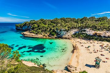 Prachtig uitzicht op Cala Llombards strandbaai op het eiland Mallorca, Spanje Middellandse Zee van Alex Winter