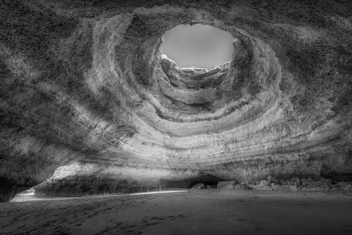 Bengaalse grot met strand in de Algarve in zwart-wit.