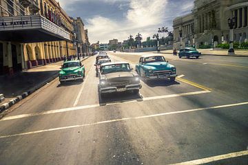 Havana  Cuba Oldtimers in de straat van Arjen Roos
