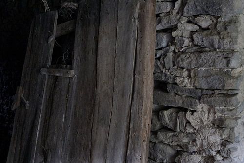 De deur van een verlaten huis