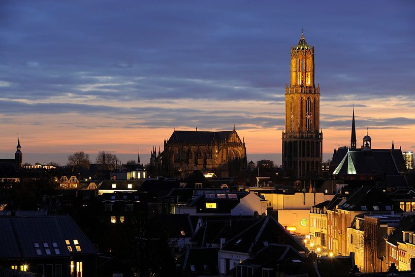 Zicht op de binnenstad van Utrecht met Plompetorengracht en Domtoren van Donker Utrecht