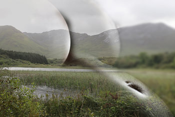 naakt in waterlandschap