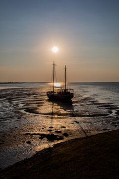 Sailboat running dry on Terschelling by Lydia