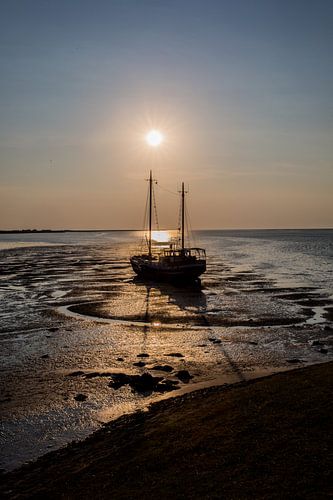 Sailboat running dry on Terschelling