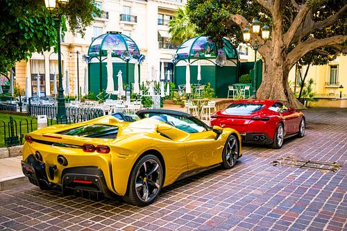 Ferrari SF90 Spider und Ferrari Roma Sportwagen in Monaco von Sjoerd van der Wal Fotografie