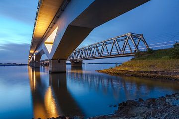 HSL - brug en oude Moerdijkbrug van Eugene Winthagen