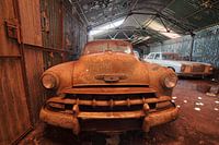 Urbex oldtimer car in barn.