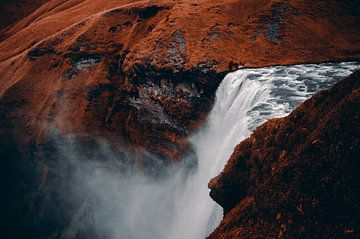 Skógafoss Waterval in IJsland van Inez Nina Aarts