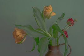 Holländische Tulpen, bunter Strauß, kleiner Kupferkrug von Ria Bense