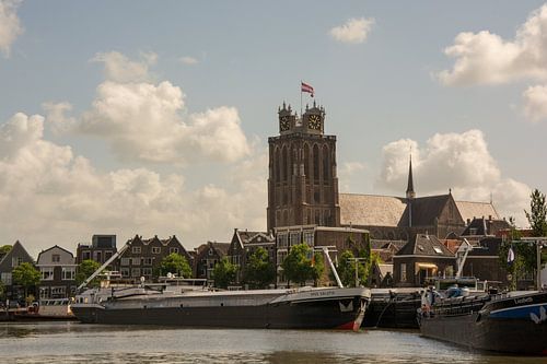 Binnenvaartschepen afgemeerd in de haven van Dordrecht