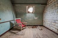 Verfallener Raum mit seinem roten Stuhl. von Patrick Löbler Miniaturansicht